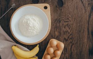 Для пирога понадобятся бананы, яйца, сахар, мука и молоко