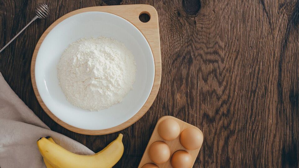 Для пирога знадобляться банани, яйця, цукор, борошно й молоко