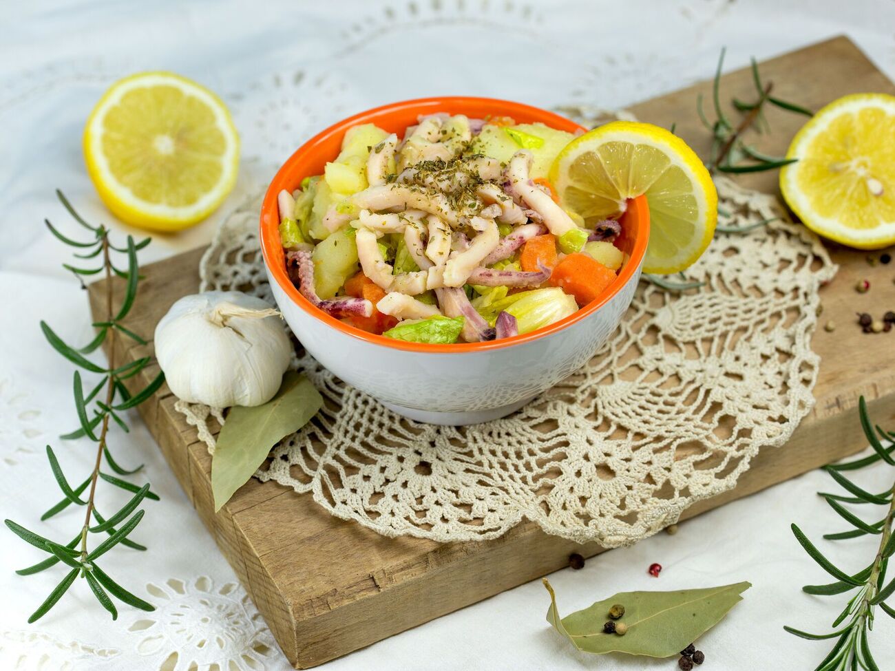 Салат заправляется оливковым маслом