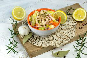 Салат заправляется оливковым маслом