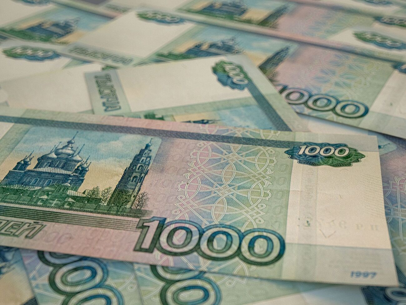 Російському мінфіну доводиться позичати для бюджету дедалі дорожче, зазначають експерти
