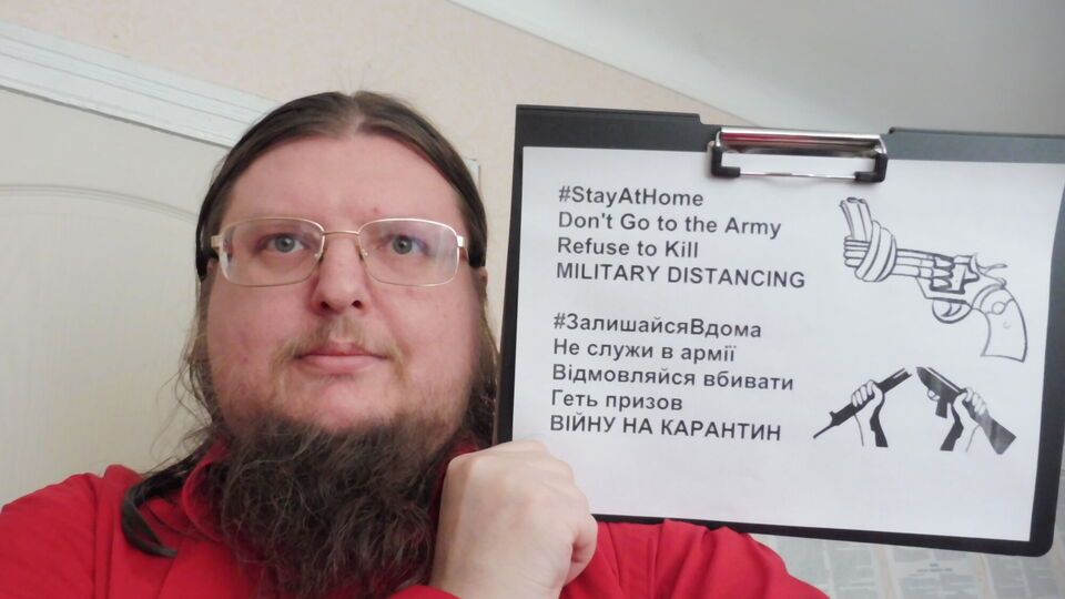 Шеляженко в соцмережах закликав не служити в армії й відправити "війну на карантин". Це фото він виклав у Facebook 2020 року