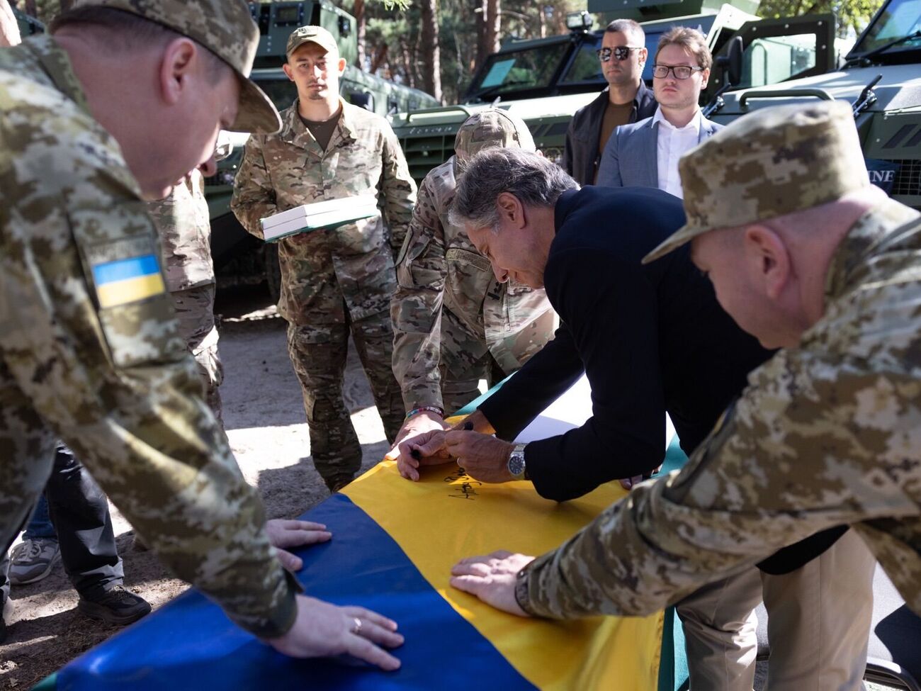 Блинкен расписался на украинском флаге
