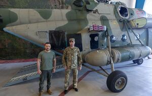 Зеленский вместе с Будановым сфотографировались на фоне вертолета с характерной для военной техники оккупантов надписью V