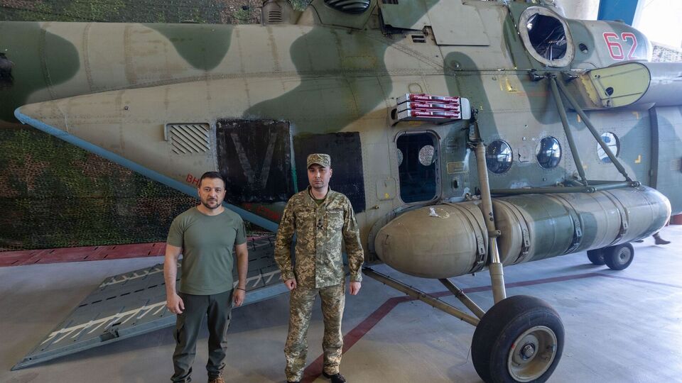Зеленський разом із Будановим сфотографувалися на тлі вертольота із характерним для військової техніки окупантів написом V