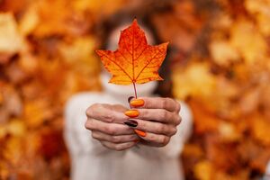 Мастер выполнила маникюр в осенних тонах