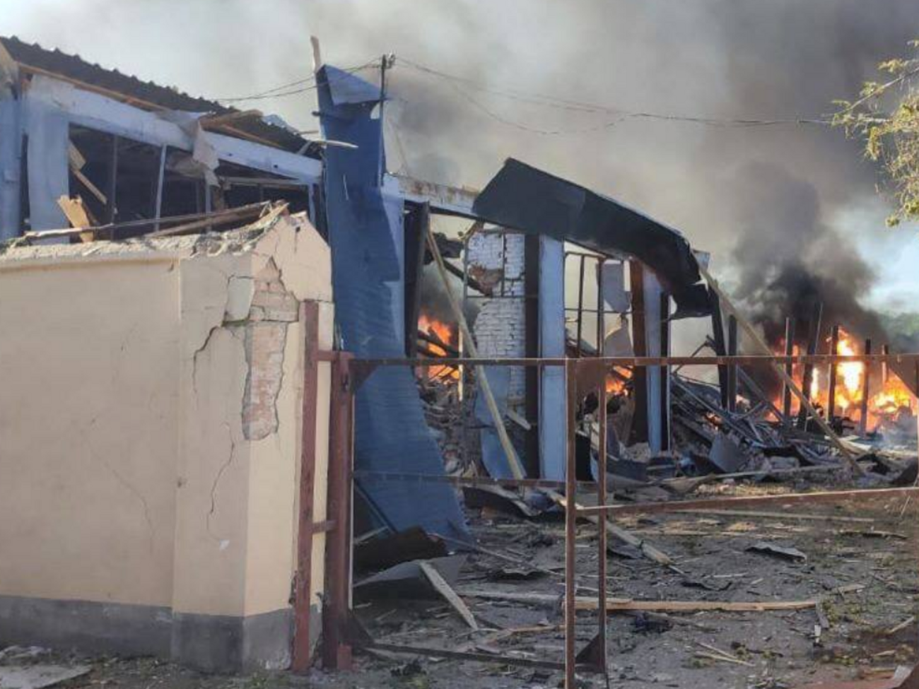 Адмінбудівлю у Кривому Розі зруйновано внаслідок російського ракетного удару