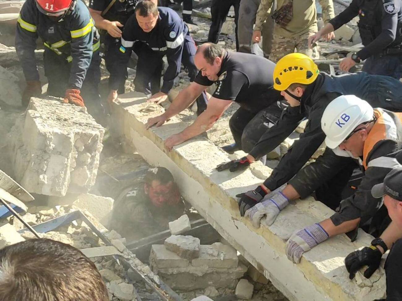 Після удару окупантів по Кривому Рогу колеги та співробітники ДСНС урятували поліцейського з-під завалів