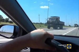 Россияне завозят в Донецкую область военную технику, обратно возвращаются пустые машины, рассказал Андрющенко