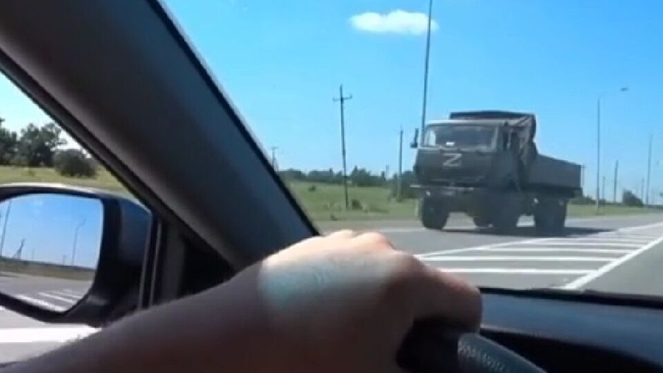 Россияне завозят в Донецкую область военную технику, обратно возвращаются пустые машины, рассказал Андрющенко