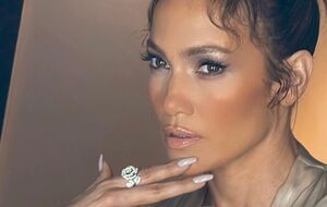 Лопес облачилась в кожу