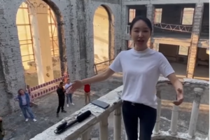 У знищеному російською бомбою драмтеатрі Маріуполя "виступила" китайська оперна співачка