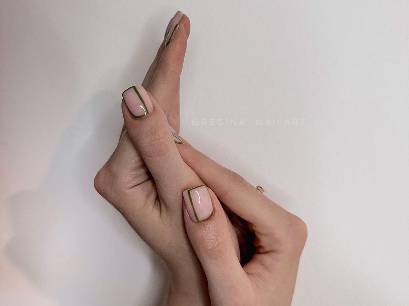 В определенных ракурсах дизайн ногтей смотрится выигрышнее