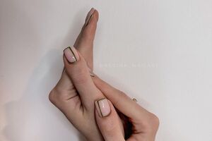 В определенных ракурсах дизайн ногтей смотрится выигрышнее