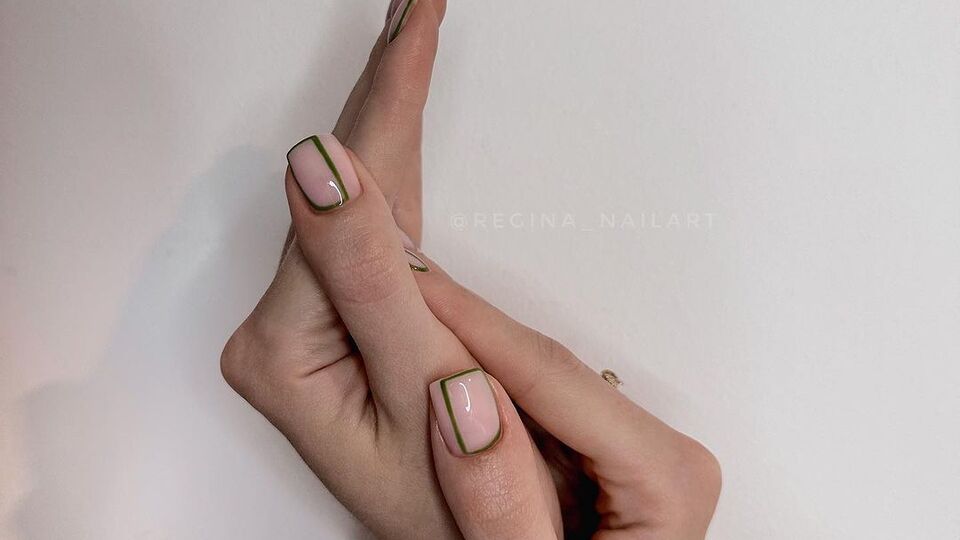 В определенных ракурсах дизайн ногтей смотрится выигрышнее