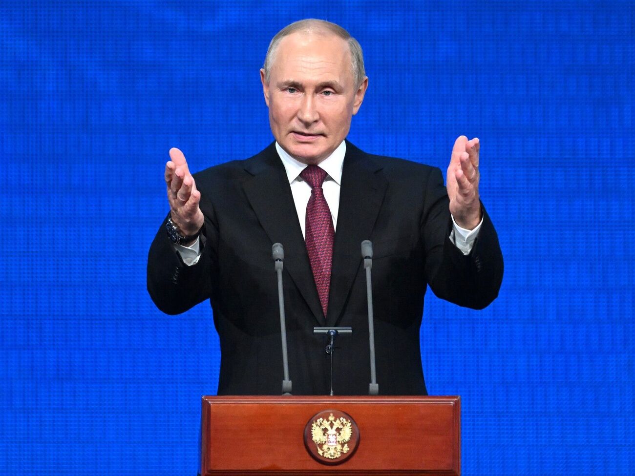 Путин (на фото) будет запугивать весь Запад, считает Зеленский