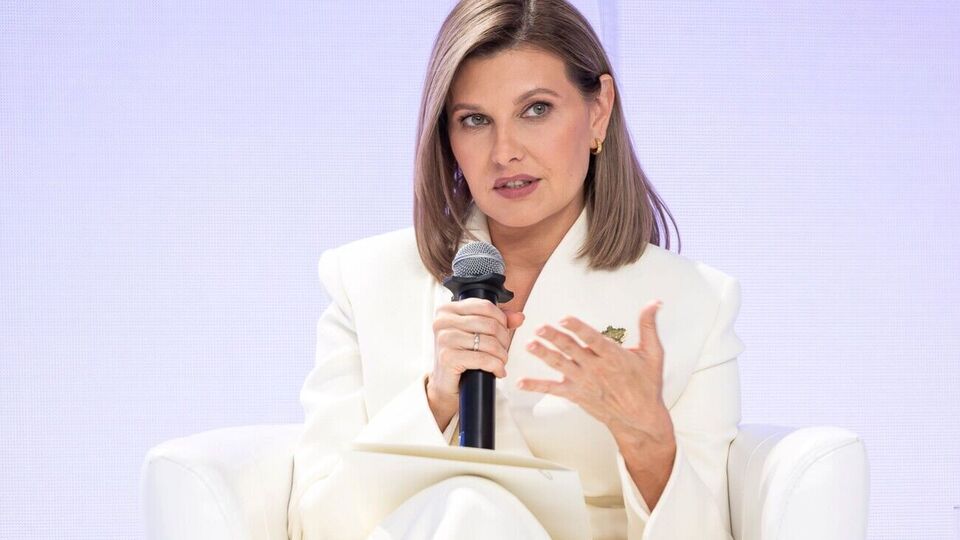 За словами Гасанової, молочний відтінок "підкреслює всю важливість події, красу першої леді та її вагому роль у цьому заході"