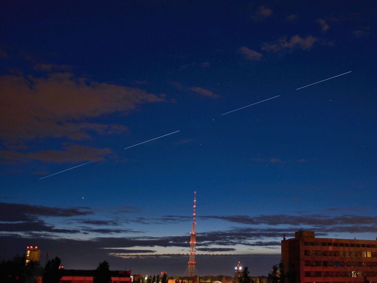 Після початку повномасштабного вторгнення РФ Маск надав термінали Starlink, які забезпечують зв'язком в Україні українських військових
