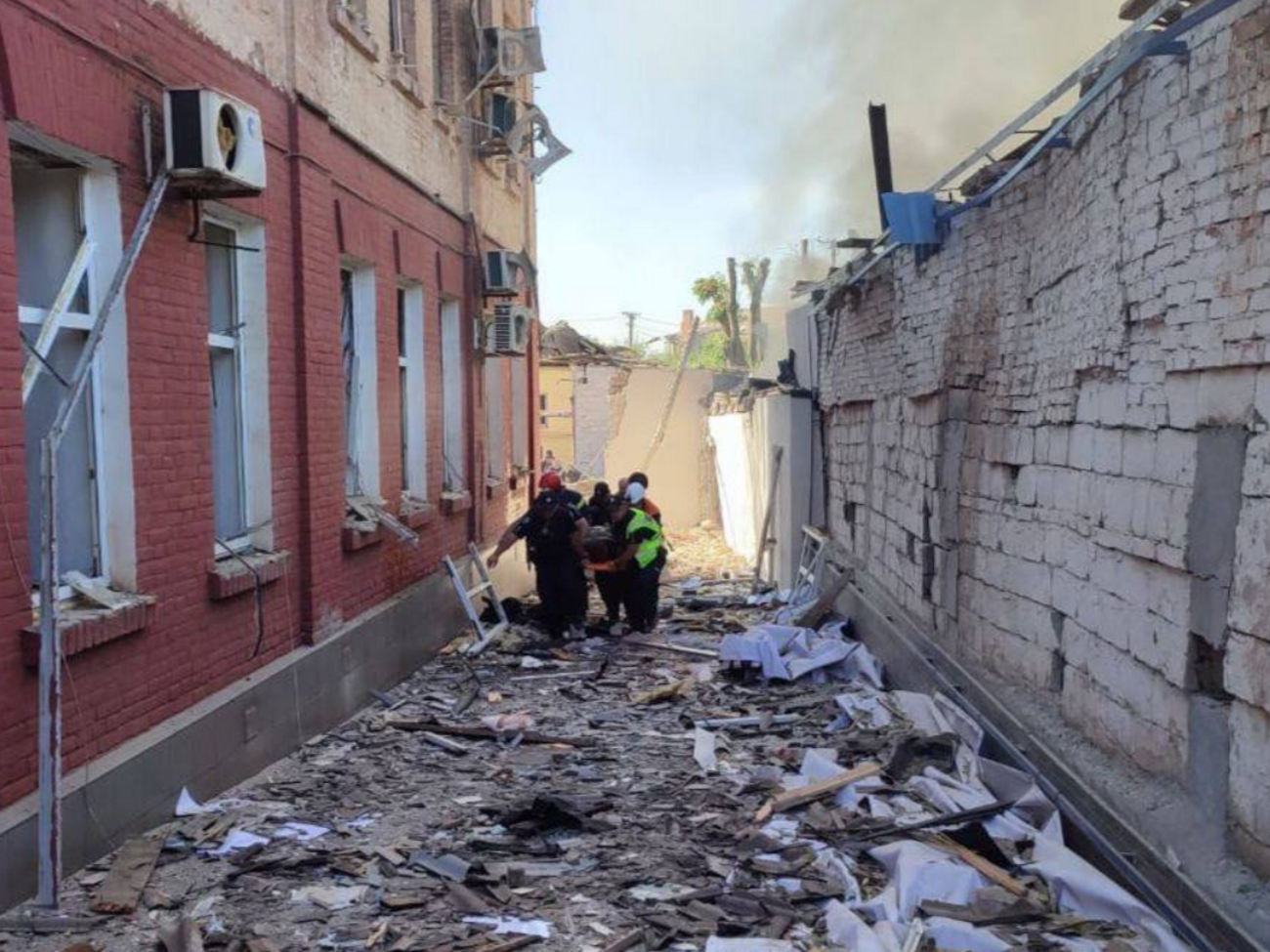 Патрульные после взрыва в Кривом Роге спасали из-под завалов коллег и оказывали помощь мирным жителям