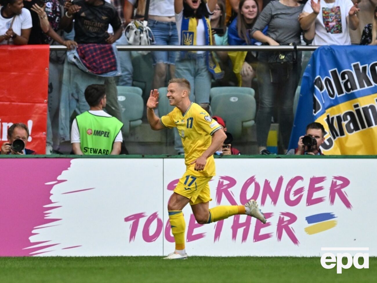 Мяч в ворота англичан забил Зинченко, который играет за клуб из Англии