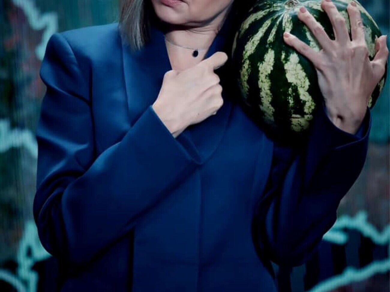 Зеленська, отримавши кавун у подарунок, спочатку приклала його до вуха