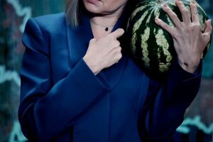 Зеленская, получив арбуз в подарок, сперва приложила его к уху