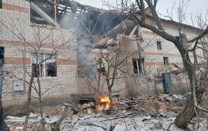 Ворожий БПЛА поцілив у житловий двоповерховий будинок в Есманьській громаді, зазначили в Сумській ОВА