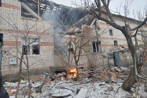 Ворожий БПЛА поцілив у житловий двоповерховий будинок в Есманьській громаді, зазначили в Сумській ОВА