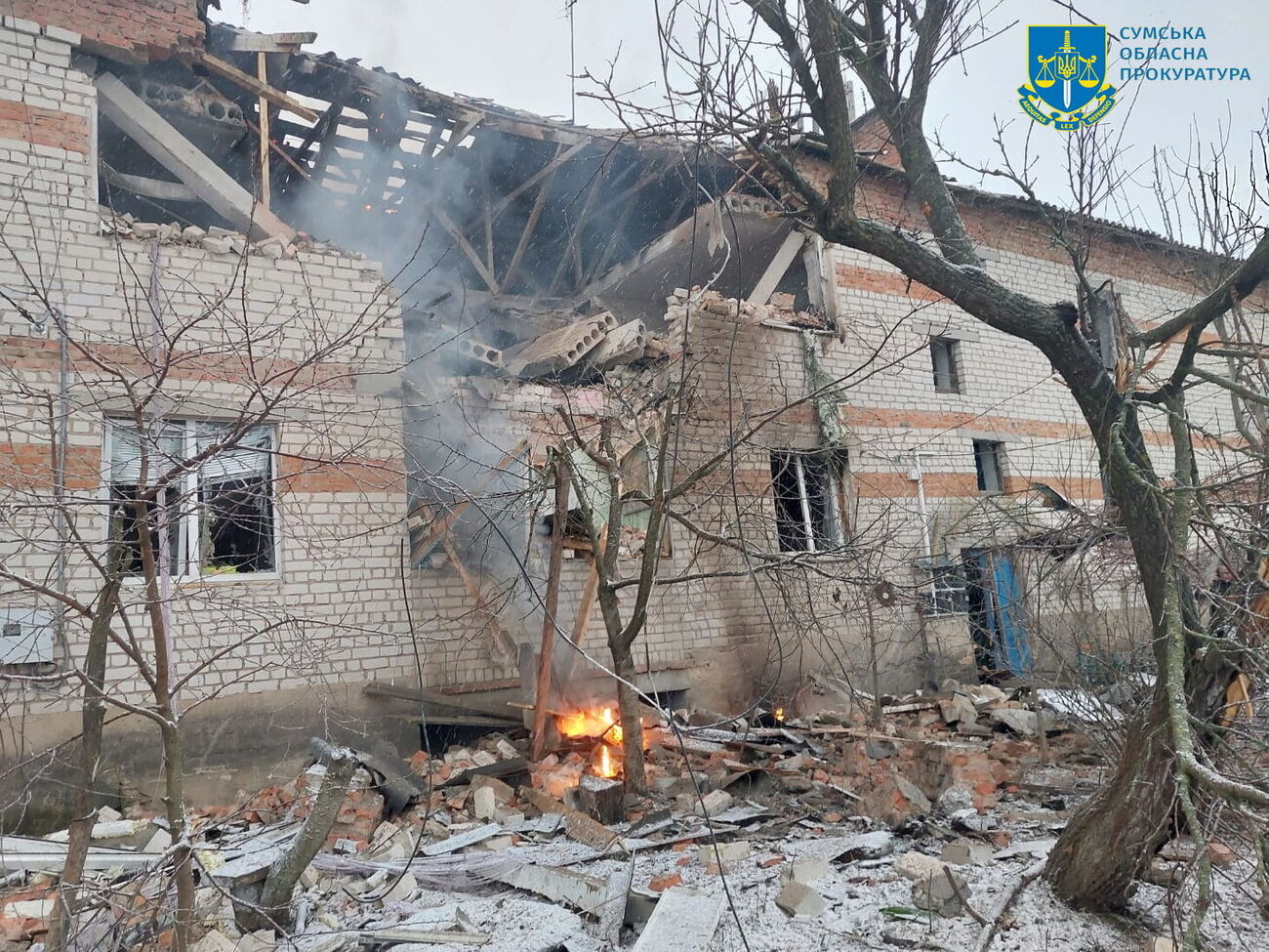 Російський ударний дрон влучив у житловий двоповерховий будинок у Сумській області
