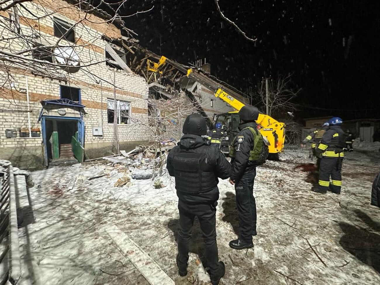 Унаслідок влучання російського ударного БПЛА в житловий будинок у Сумській області загинуло двоє людей, ще одна дістала поранення, зазначили в поліції