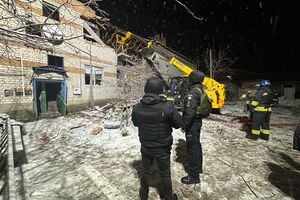 В результате попадания российского ударного БПЛА по жилому дому в Сумской области погибло двое человек, еще один – получил ранения, отметили в полиции