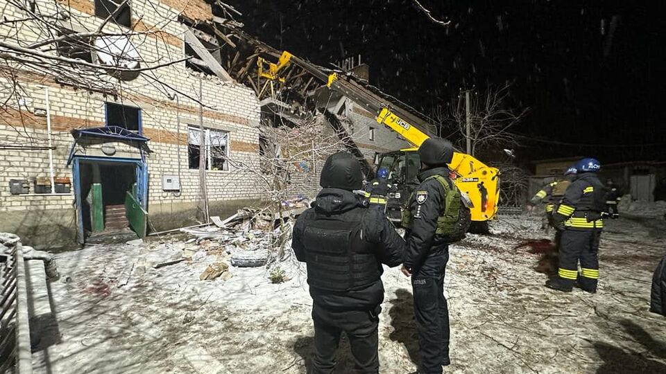 Унаслідок влучання російського ударного БПЛА в житловий будинок у Сумській області загинуло двоє людей, ще одна дістала поранення, зазначили в поліції