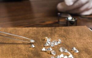 Продажа алмазов, по данным СМИ, приносит России не менее $1 млрд в год