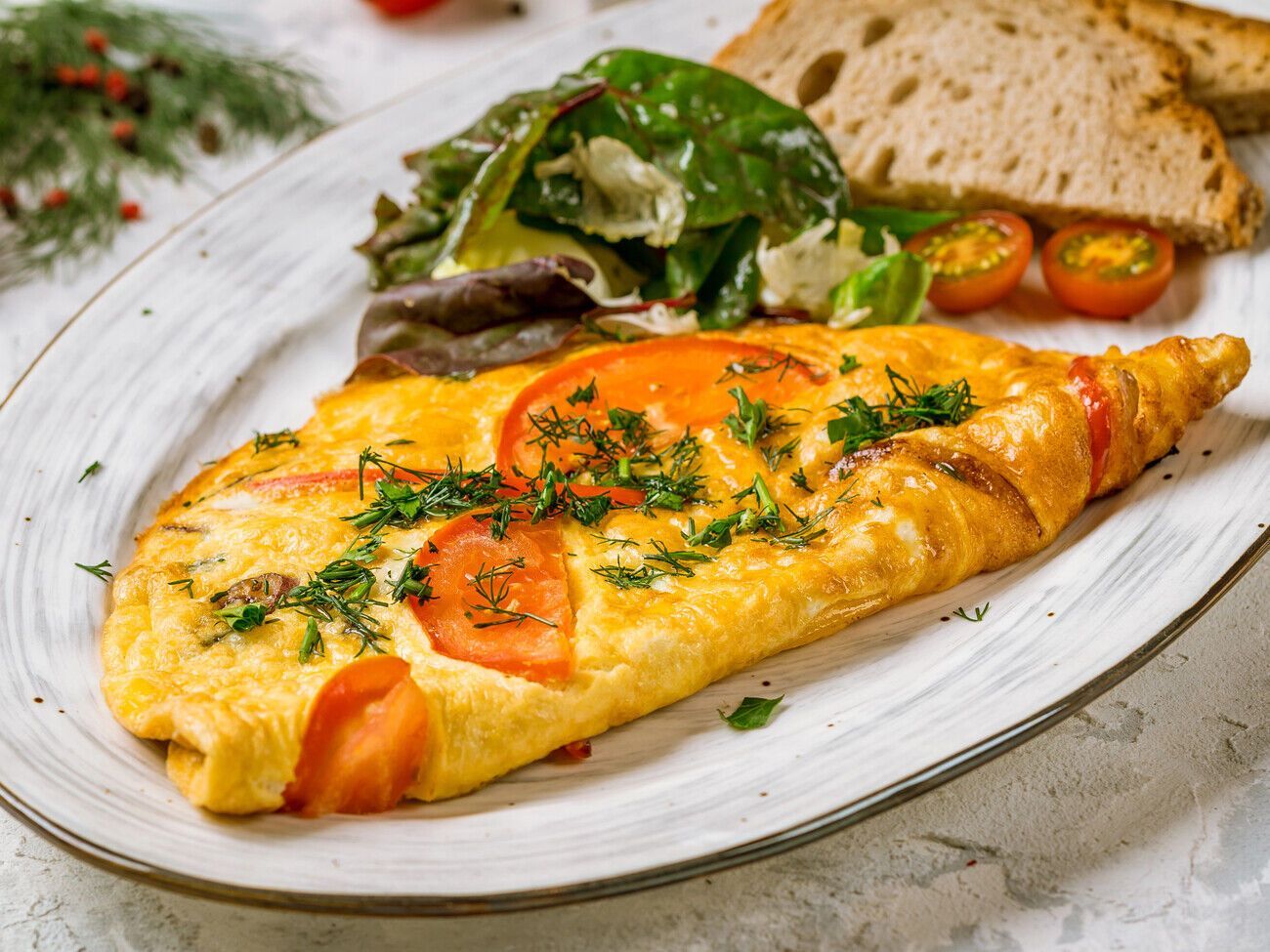 По словам повара, выключать огонь нужно тогда, когда омлет сверху остается немного сырым. На этом этапе его нужно свернуть в рулет