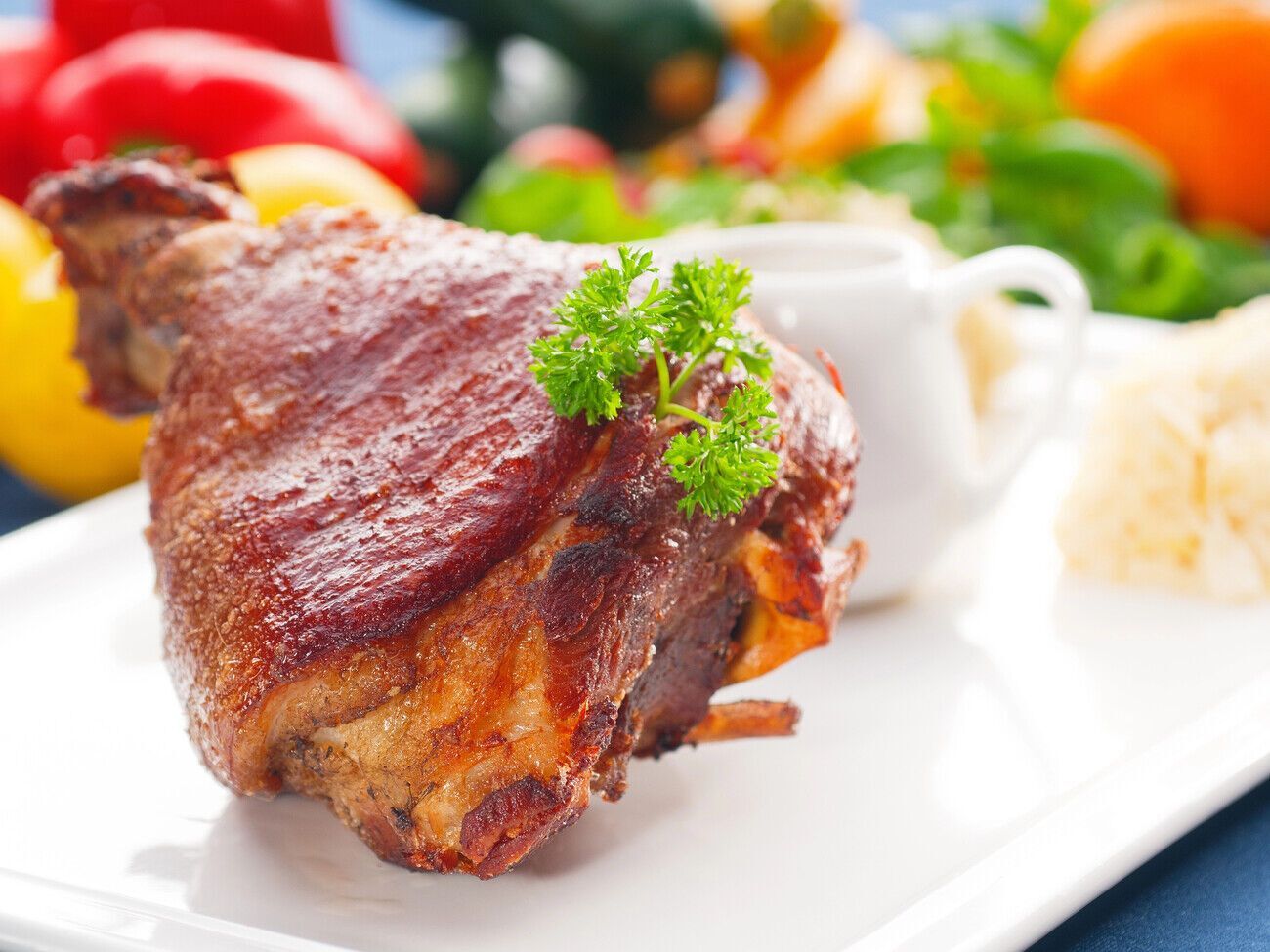 Чтобы рулька получилась вкусной, маринад нужно тщательно размешать