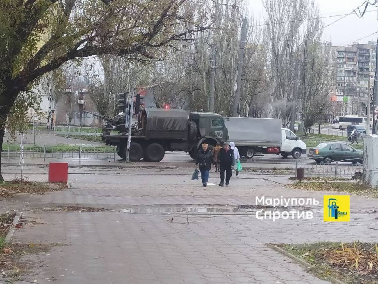 Чергова колона техніки окупантів пройшла через центр Маріуполя в напрямку Бердянська, поінформував Андрющенко