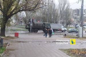Чергова колона техніки окупантів пройшла через центр Маріуполя в напрямку Бердянська, поінформував Андрющенко