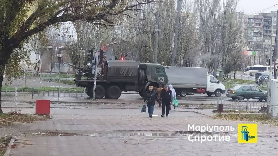 Чергова колона техніки окупантів пройшла через центр Маріуполя в напрямку Бердянська, поінформував Андрющенко