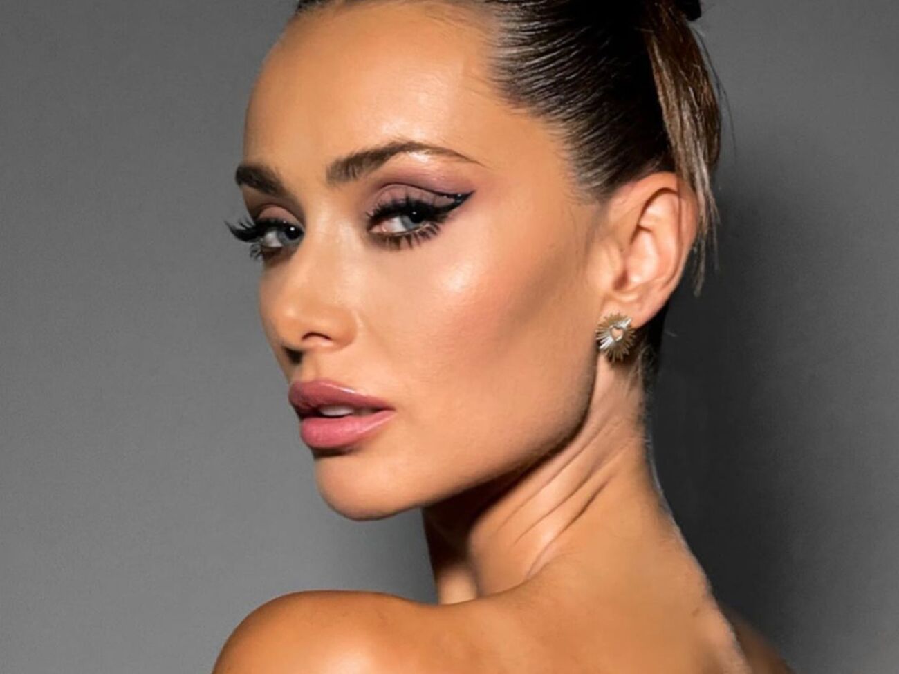 Мішина позувала в новому образі