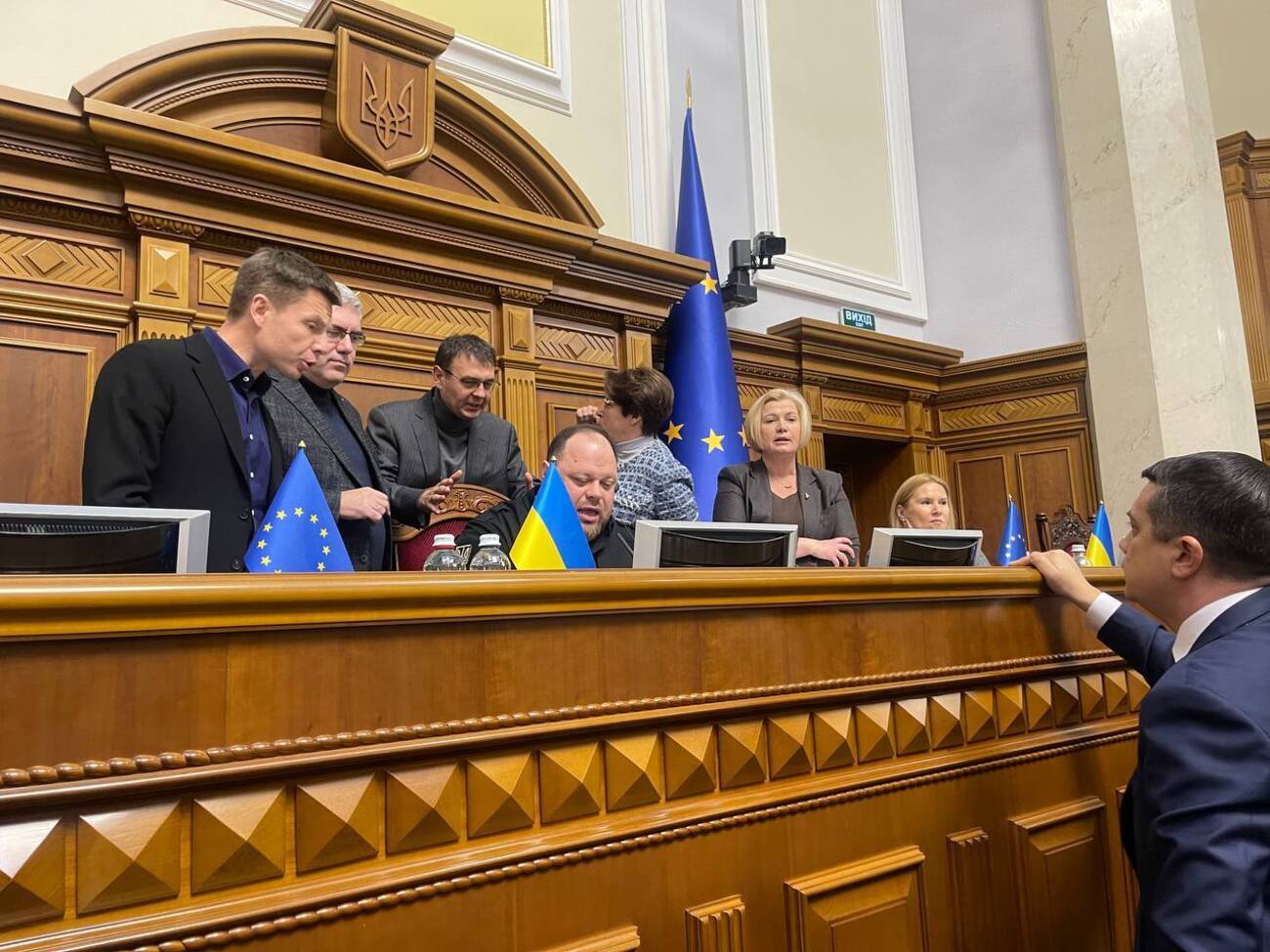 После того как депутаты заблокировали трибуну, требуя рассмотрения отзыва Безуглой, Стефанчук закрыл заседание