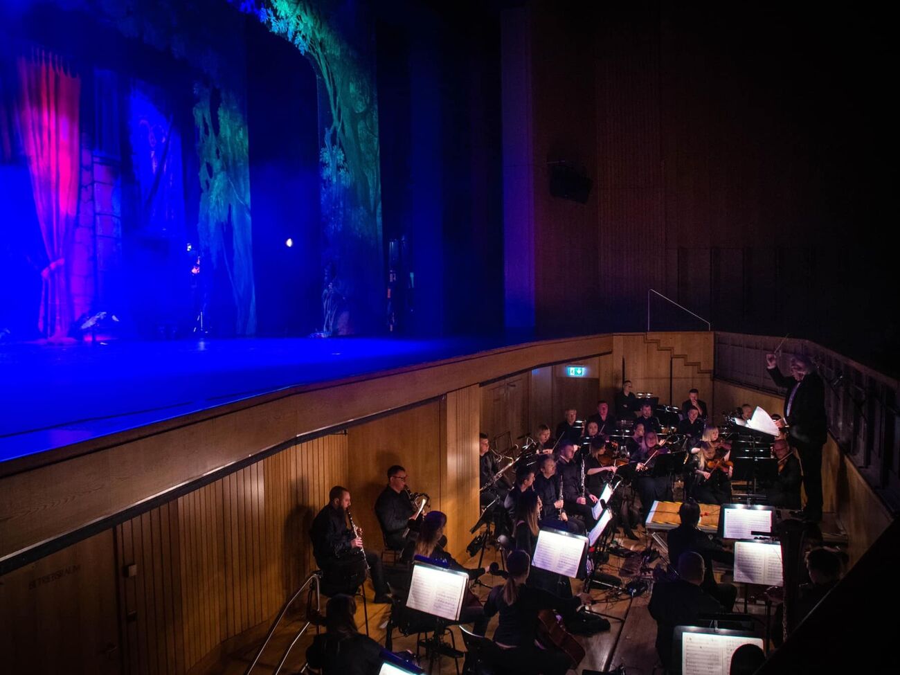 Виконання гімну має підтримати прифронтове місто морально, вважають у театрі