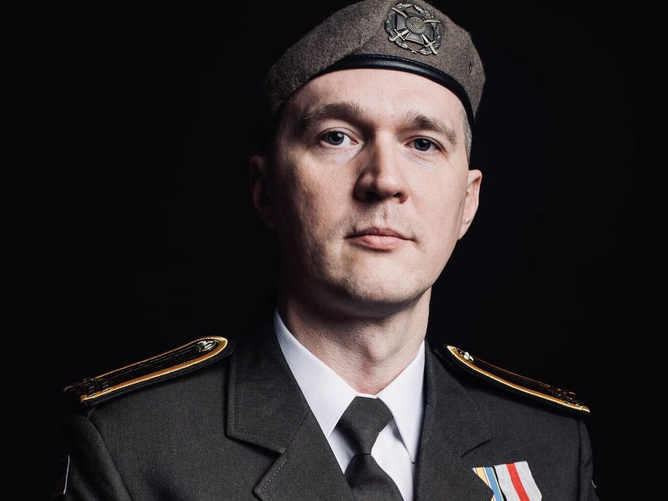 У многих людей из-за войны появляются депрессия и уныние, поэтому нам нужна новая надежда – курс на изменения внутри страны. И армия это поддержит