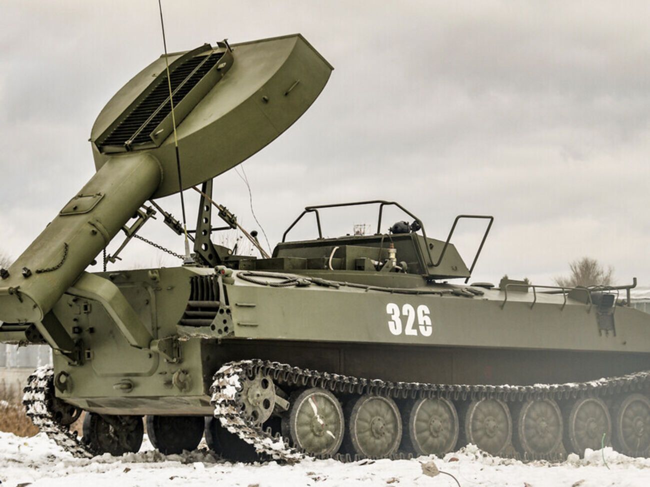 В Мариуполе замечена российская установка разминирования УР-77 "Метеорит", сообщил Андрющенко