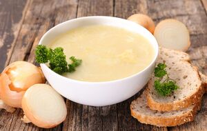 Цибулевий суп готують із додаванням сиру