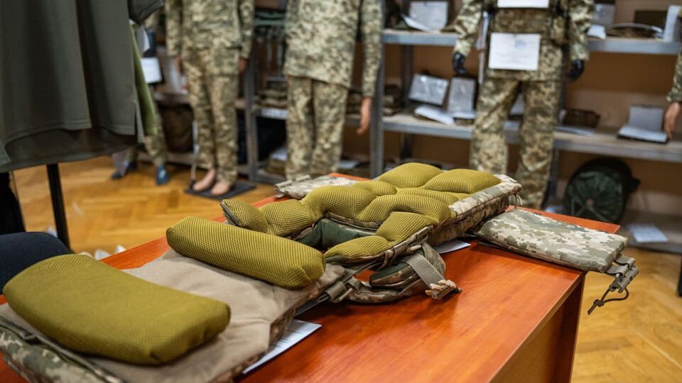Жіночий бронежилет укомплектували демпферними подушками