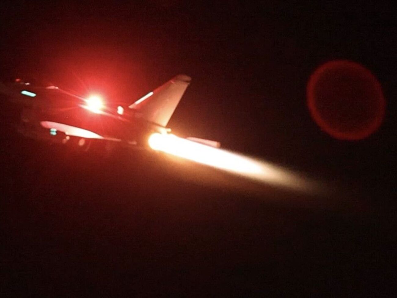 США і Великобританія вдарили по об'єктах хуситів, пов'язаних із безпілотниками, балістичними та крилатими ракетами, а також береговими радарами й можливостями повітряного спостереження, повідомили в Пентагоні