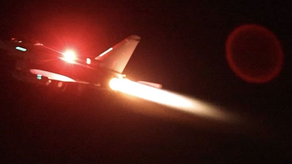 США и Великобритания ударили по объектам хуситов, связанным с беспилотниками, баллистическими и крылатыми ракетами, а также береговыми радарами и возможностями воздушного наблюдения, сообщили в Пентагоне