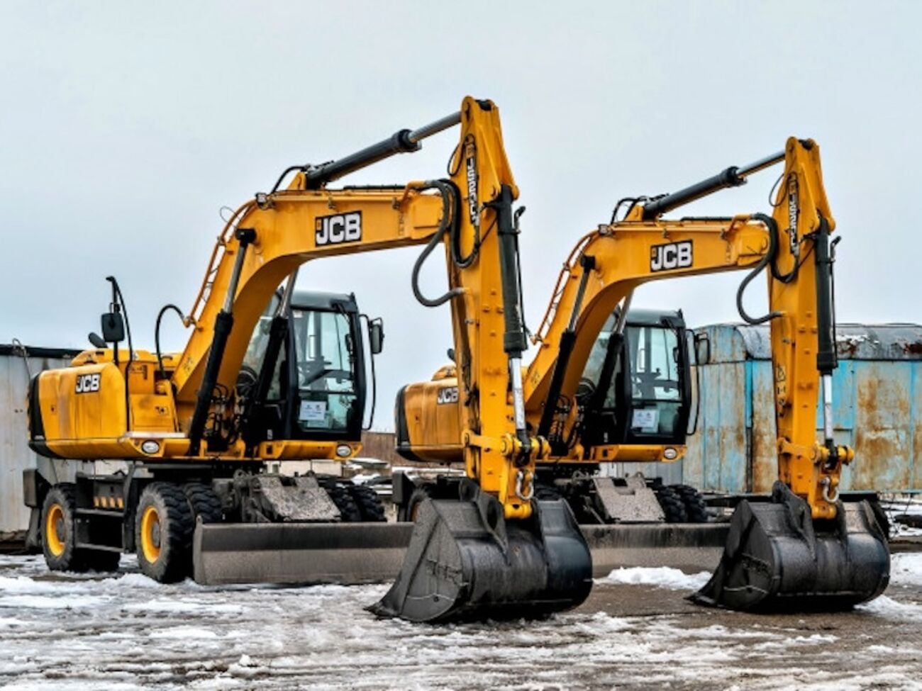 В пакет бесплатной техники входят автоподъемники, погрузчики, экскаваторы, сверлильные станки на магнитной подставке и гидродомкраты