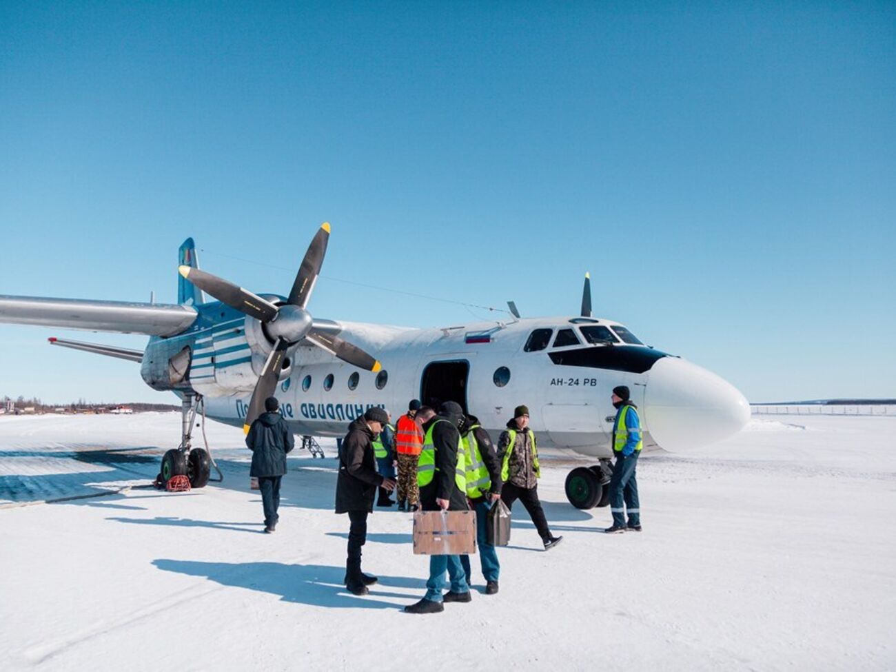Самолеты Ан-24 и Ан-26 являются основным средством доставки людей и грузов в северных регионах РФ
