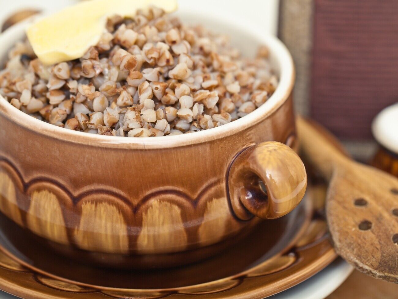 Посуда, в которой будет готовиться гречка в микроволновке, не должна содержать металлические элементы